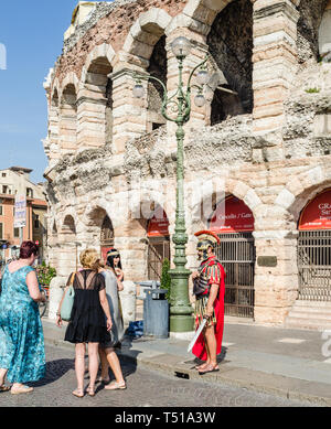 Verona, Italien - 19 Juli 2014: Touristen bewundern, ein römischer Zenturio in Verona vor der berühmten Amphitheater Stockfoto