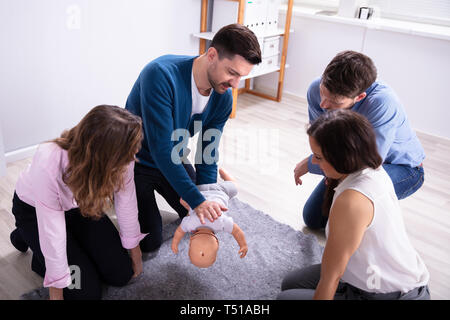 Specialist mit Kleinkind Dummy für Ausbildung an Kollegen Stockfoto