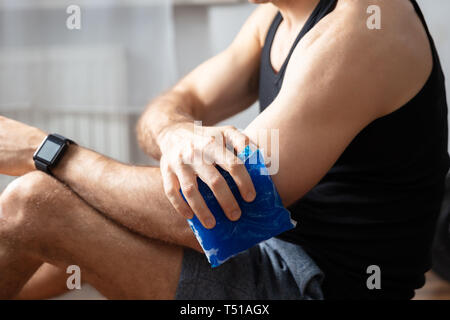 Nahaufnahme einer Person ist, die die Ice Gel Pack auf eine verletzte Winkelstück Stockfoto