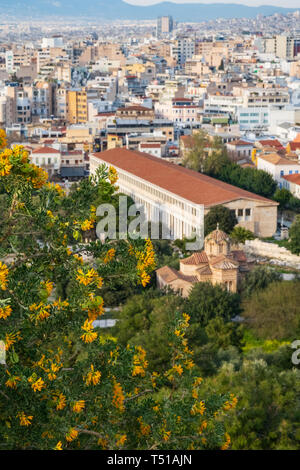 Blick auf die Stoa des Attalos vom Hügel der Akropolis, Athen, Griechenland. Stockfoto
