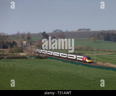 Virgin Trains Pendolino train auf der West Coast Main Line in Cumbria, Southwaite. Stockfoto