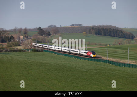 Virgin Trains Pendolino train auf der West Coast Main Line in Cumbria, Southwaite. Stockfoto