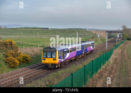 Ein Arriva Northern Rail Class 142 Pacer auf der West Coast Main Line mit einem lokalen Zug Stockfoto