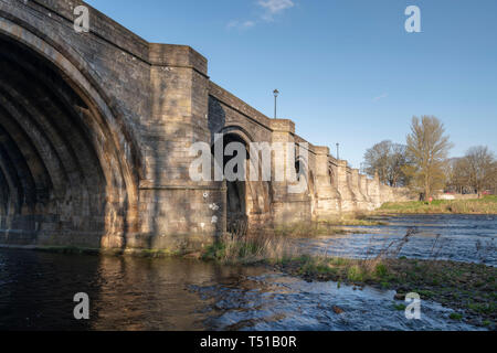 Die Brücke von Dee in Aberdeen, Schottland, aufgenommen von der South Bank des Flusses Stockfoto