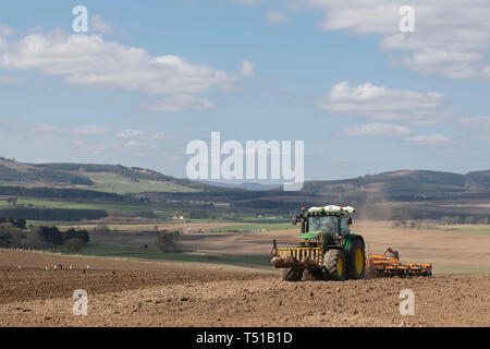 Ein John Deere 6210R&Simba Unipress benutzt, ein Feld für den Anbau im Nordosten von Schottland vorzubereiten Stockfoto