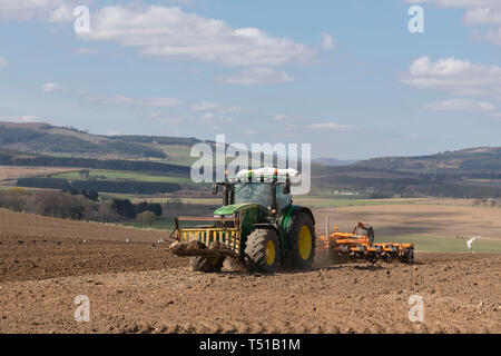 Ein John Deere 6210R&Simba Unipress benutzt, ein Feld für den Anbau im Nordosten von Schottland vorzubereiten Stockfoto