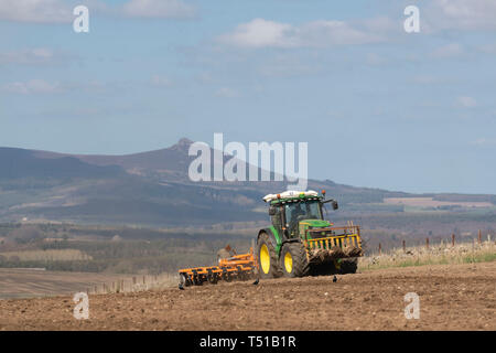 Bennachie in ländlichen Gemeinden ist die Kulisse für diese Szene von einem Bauern ein Feld für die Aussaat vorbereiten Stockfoto