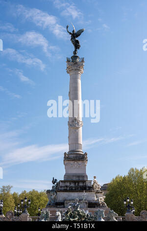 Brunnen und die Statue der Place des Quinconces in Bordeaux Stockfoto