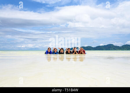 Asiatische Gruppe für Erwachsene und Teens sind Familie, glückliches Leben genießen, indem sie gemeinsam am Strand von Ra Wi Insel im Meer reisen urlaub in Summe Stockfoto