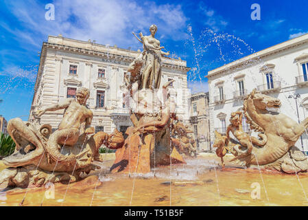 Siracusa, Sizilien, Italien: Diana Brunnen in Archimedes Square, Ortigia, Syrakus, eine historische Stadt auf der Insel Sizilien, Italien Stockfoto