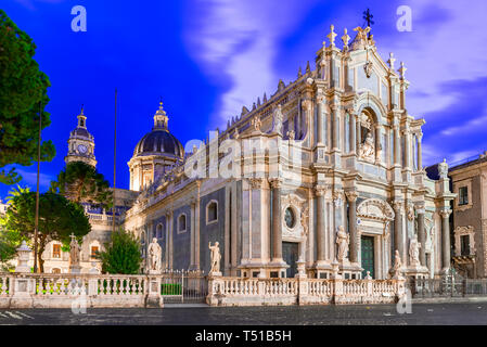 Catania, Sizilien, Italien: Nacht Blick auf die Kathedrale von Santa Agatha an der Piazza Duomo Stockfoto