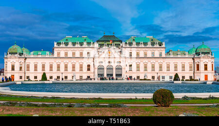 Wien, Österreich: Schöne Aussicht von berühmten Schloss Belvedere oder Oberen Belvedere in einem schönen Tag der Frühling Stockfoto