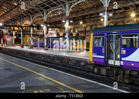 2 Northern Rail Class 142 pacer Züge in Preston station spät in der Nacht, Warten auf das Depot am Ende ihres Arbeitstages zurückzukehren. Stockfoto