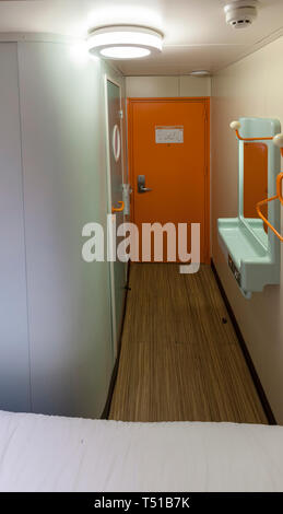 Kleines Budget Zimmer ohne Fenster im Easyhotel in der Princess Street, Edinburgh, Teil der Easy Hotel Super Budget Hotel Kette Stockfoto