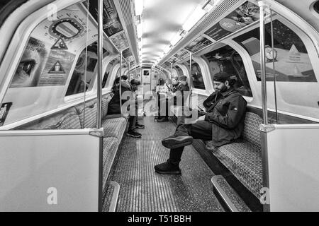 22/03/2019 Passagiere auf dem Glasgow SPT U-Bahn Stockfoto