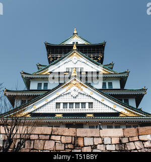 Burg von Osaka mit Bäumen und Kirschblüten in Japan umgeben Stockfoto