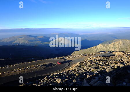 Ein Auto fährt jetzt die berühmten Mt Evans Scenic Byway in Colorado. Die Straße ist die höchste asphaltierte Straße in Nordamerika und erreichte eine Höhe von 14,130 ft Stockfoto