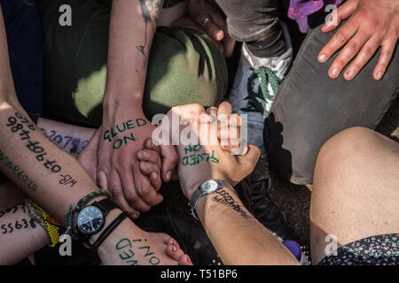 London UK 18 Apr 2019 Demonstranten mit der zusammen, die während der fünften Tag einer koordinierten Protest vom Aussterben Rebellion geklebt. Stockfoto