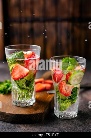 Zwei Gläser mit Wasser hineingegossen auf rustikalen Hintergrund Stockfoto