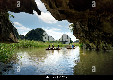 Van Langen Wetland Nature Reserve in der Provinz Ninh Binh, Vietnam - 23. Mai 2018: Die Touristen werden mit dem Boot Reisen entdecken Sie in die Höhle in Ninh Binh Stockfoto