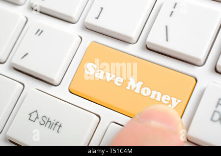 Drücken braun Geld sparen auf der Tastatur drücken Stockfoto