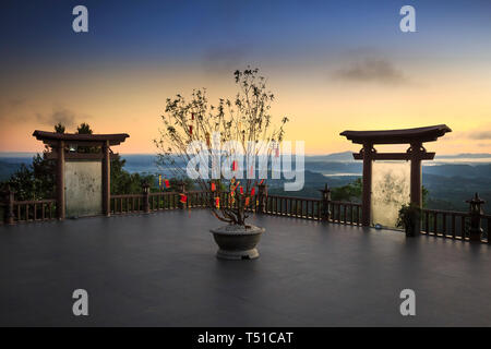 "Linh Qui Phap ein "Tempel, Bao Loc, Provinz Lam Dong, Vietnam - 28. Februar 2017: Die magische Sonnenstrahlen Sonnenaufgang auf dem Hof "Linh Qui Phap Ein" in der Nähe von Stockfoto