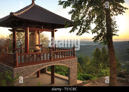 "Linh Qui Phap ein "Tempel, Bao Loc, Provinz Lam Dong, Vietnam - 28. Februar 2017: Die magische Sonnenstrahlen Sonnenaufgang auf dem Hof "Linh Qui Phap Ein" in der Nähe von Stockfoto