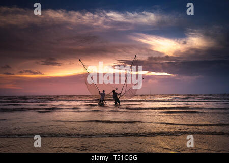 Tan Thanh Strand, klicken Sie Cong, Provinz Tien Giang, Vietnam - Juli 23, 2017: Bild von Fischerdorf Menschen mit selbstgemachten Tools, clam Ernte Stockfoto