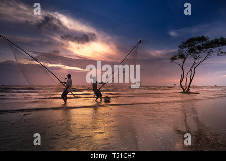 Tan Thanh Strand, klicken Sie Cong, Provinz Tien Giang, Vietnam - Juli 23, 2017: Bild von Fischerdorf Menschen mit selbstgemachten Tools, clam Ernte Stockfoto