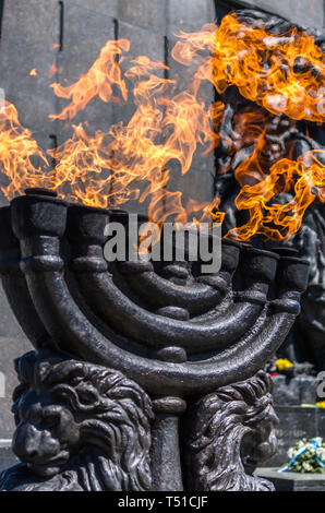 Menorah mit brennender Flamme vor dem Warschauer Ghetto Heldendenkmal - Warschau, Polen. Stockfoto