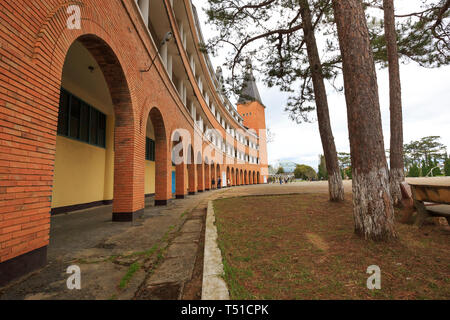 Stadt Da Lat, Vietnam - Februar 19., 2017: Bilder einer Pädagogischen Hochschule in der Stadt Dalat. Einzigartige architektonische Werke des Französischen, 1927 erbaut Stockfoto