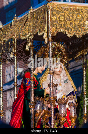 Procesión de Semana Santa en la Plaza Cervantes de Alcalá de Henares. Madrid. España Stockfoto