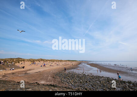 Die Leute am Strand Irvine Beach - Gailes Beach-North Ayrshire, Schottland ruhen Stockfoto