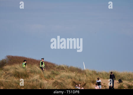 Polizisten patrouillieren die Dünen Irvine Beach - Gailes Beach-North Ayrshire, Schottland Stockfoto