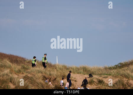 Polizisten patrouillieren die Dünen Irvine Beach - Gailes Beach-North Ayrshire, Schottland Stockfoto