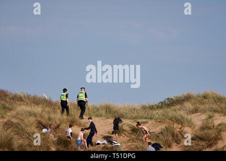 Polizisten patrouillieren die Dünen Irvine Beach - Gailes Beach-North Ayrshire, Schottland Stockfoto