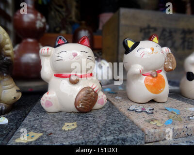 In der Nähe Bild von zwei maneki-neko keramische Figuren im Heiligtum der Sumoto Burg auf Awaji Island, Japan Stockfoto