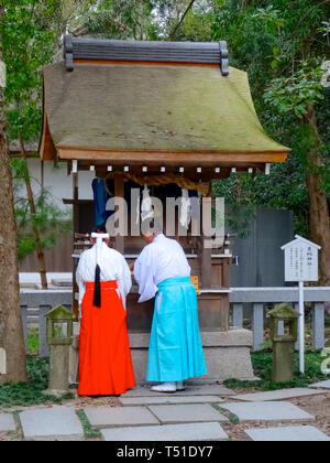 Awaji, Hyogo, Japan - 17. September 2018: Heck Bild einer weiblichen und männlichen Mönche vor einem SESSHA (Hilfs Schrein) in den Izanagi Shrin Stockfoto