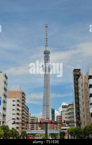 Asakusa, Tokyo, Japan - 8. Juli 2018: Ausblick auf den höchsten Turm der Welt, dem Skytree in Sumida, Tokio - Japan Stockfoto
