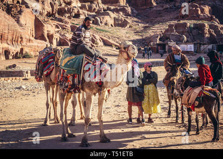 Kamele in Petra historische Stadt der nabatäischen Reiches in Jordanien Stockfoto