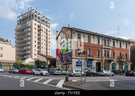 Mailand, Italien. Riesige Wandgemälde von Marco Burresi auf der Fassade der Madama Hostel & Bistrot Stockfoto