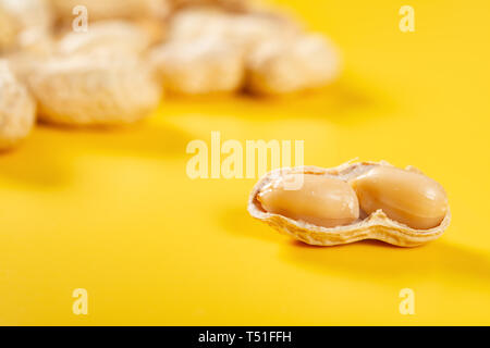 Erdnüsse mit einem geöffnet und schließen nach oben Stockfoto