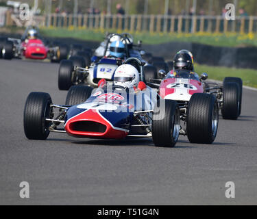 Steve Jones, Brabham Ford BT 28, Derek Bell Cup, 1 Liter Formel 3 Autos, 1964 bis 1970, 77 Mitglieder treffen, Goodwood, West Sussex, England, April 2019 Stockfoto