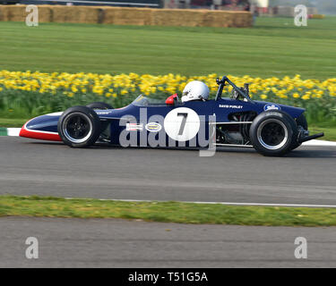 Steve Jones, Brabham Ford BT 28, Derek Bell Cup, 1 Liter Formel 3 Autos, 1964 bis 1970, 77 Mitglieder treffen, Goodwood, West Sussex, England, April 2019 Stockfoto