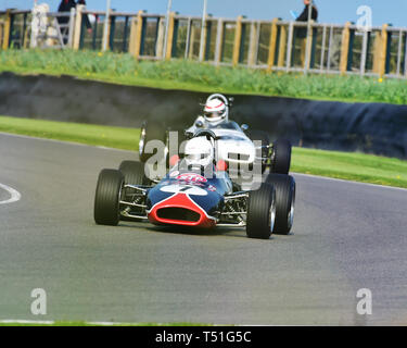 Steve Jones, Brabham Ford BT 28, Derek Bell Cup, 1 Liter Formel 3 Autos, 1964 bis 1970, 77 Mitglieder treffen, Goodwood, West Sussex, England, April 2019 Stockfoto