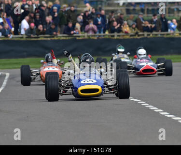 Peter Thompson, Brabham Ford BT 21A, Derek Bell Cup, 1 Liter Formel 3 Autos, 1964 bis 1970, 77 Mitglieder treffen, Goodwood, West Sussex, England, April Stockfoto