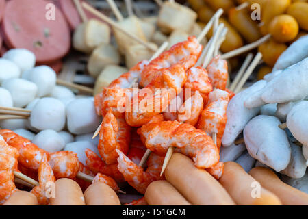 Frittierte Speisen mit Stöcken, thailändischen Stil essen, essen in Bangkok, Thailand, Nahaufnahme Stockfoto