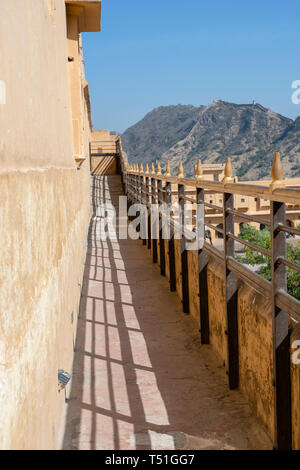 Detail der Architektur, einem schmalen Korridor an der Wand in Jaipur, Rajasthan, Indien. Nahaufnahme Stockfoto