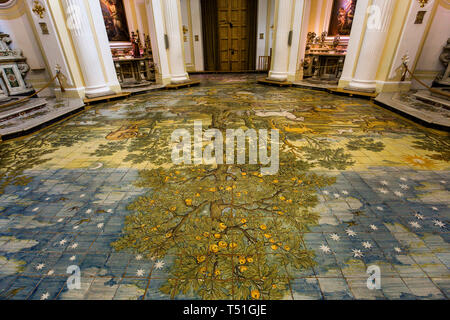 ANACAPRI, ITALIEN, Juni 08, 2015: Interieur und architektonischen Details von Chiesa San Michele Kirche, Juni 08, 2015, in Anacapri, Capri, Italien Stockfoto