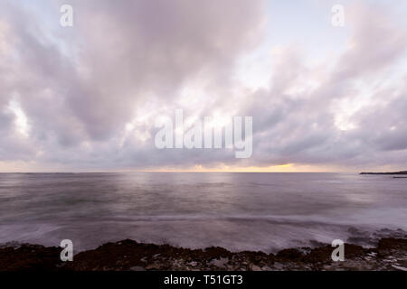 Lange Exposition von einige Riffe in der Salt Pond Beach Park bei Sonnenuntergang in Kauai, Hawaii. Stockfoto